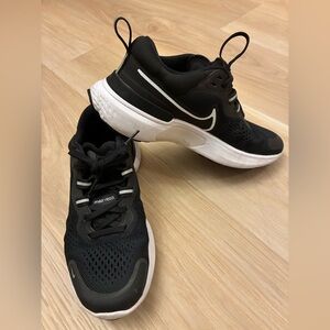 Nike Miler React 2 Women's Black and White Sneakers Size 6